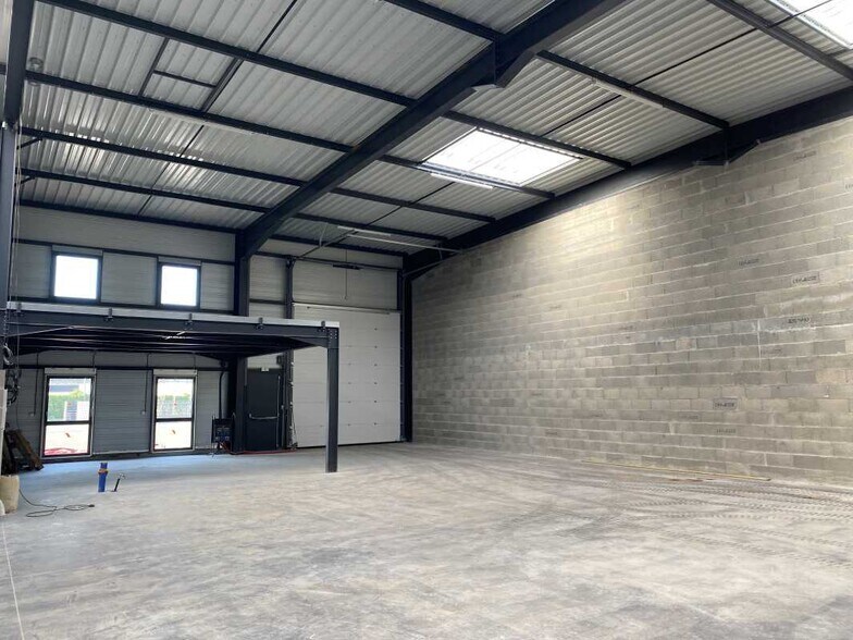 100 Rue De L'Industrie, Saint-Priest for lease - Interior Photo - Image 1 of 7