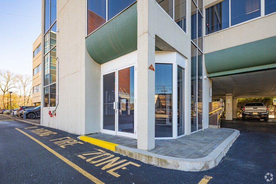 350 W Passaic St, Rochelle Park, NJ à louer - Photo du bâtiment - Image 3 de 8