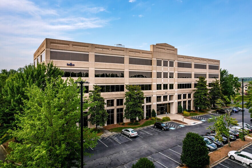 301 McCullough Dr, Charlotte, NC à louer - Photo du bâtiment - Image 2 de 41