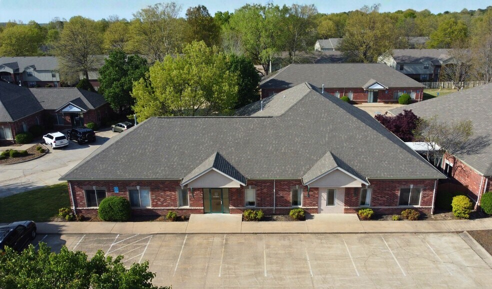 60 W Sunbridge Dr, Fayetteville, AR à louer - Photo du bâtiment - Image 1 de 5