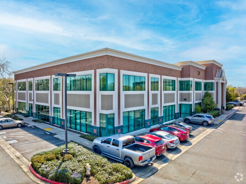50 Iron Point Cir, Folsom, CA à louer - Photo du bâtiment - Image 3 de 8