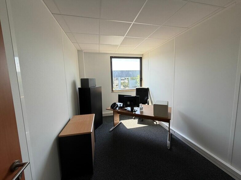 Flex in Lieusaint for lease - Interior Photo - Image 3 of 4