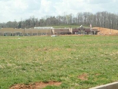 1292 Sweetwater Creek Blvd, Loudon, TN à vendre - Photo du bâtiment - Image 2 de 14