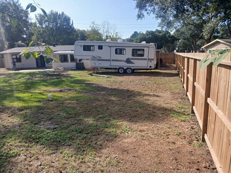 1506 Avenue D, Katy, TX for lease - Building Photo - Image 2 of 15