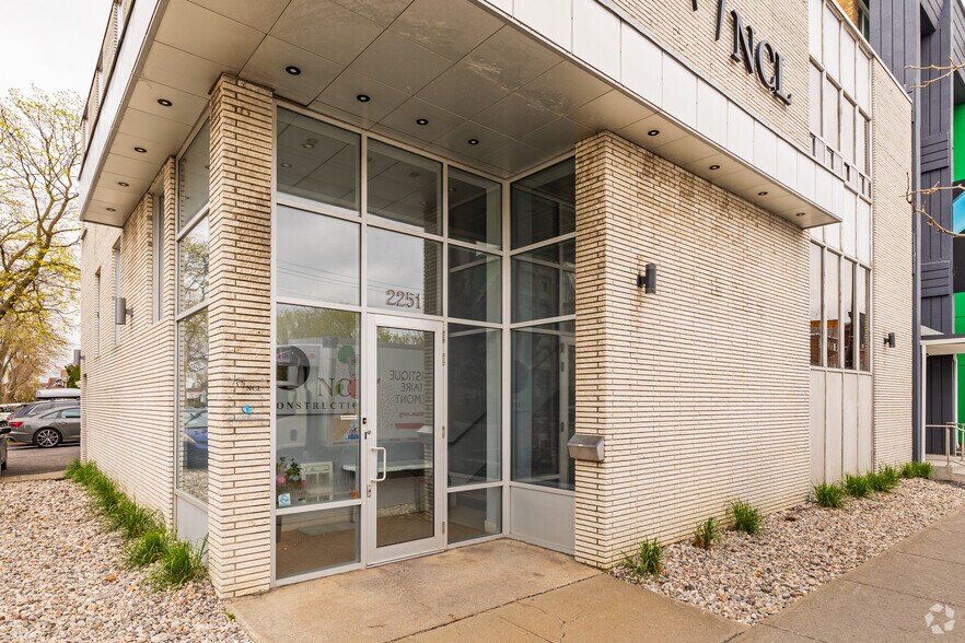 2251 Rue Jean-Talon E, Montréal, QC à louer - Photo du bâtiment - Image 2 de 2