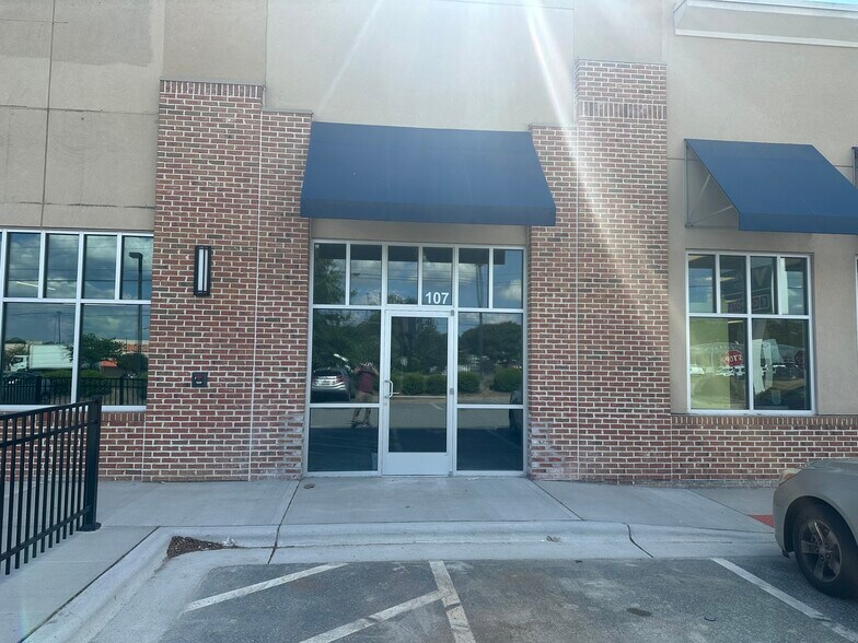 2313 N Main St, High Point, NC à louer - Photo du bâtiment - Image 3 de 7