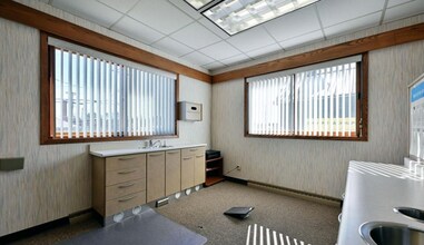 415 N Front St, Spooner, WI à louer Photo du bâtiment- Image 2 de 4