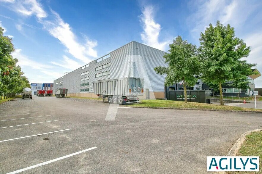 Industrial in Saint-Michel-sur-Orge for lease - Building Photo - Image 1 of 4