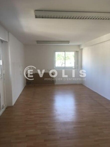 Industrial in Orly for lease - Interior Photo - Image 2 of 3
