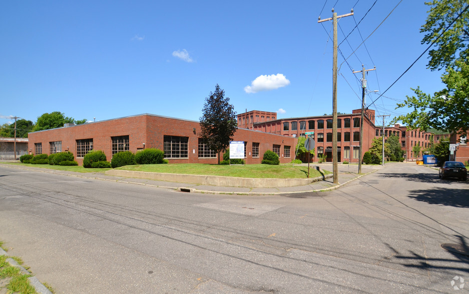 59 Field St, Torrington, CT à vendre - Photo du bâtiment - Image 3 de 14