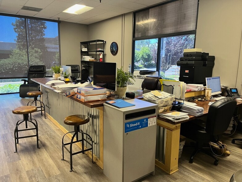 1090 Lawrence Dr, Newbury Park, CA for lease - Lobby - Image 2 of 17