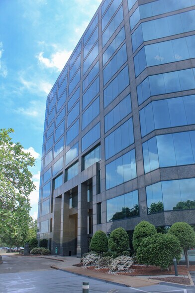 6410 Poplar Ave, Memphis, TN à louer - Photo du bâtiment - Image 2 de 13