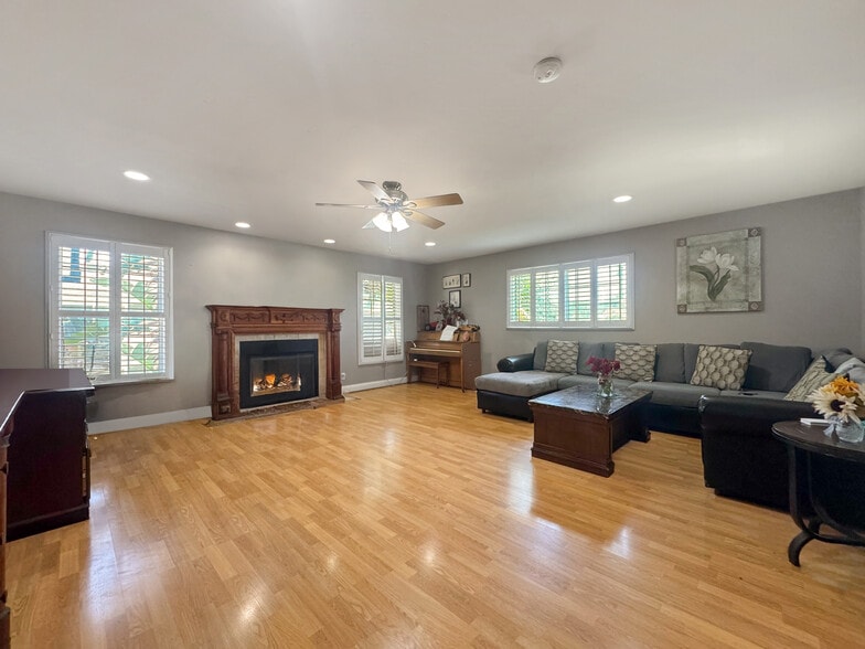 15332 Shasta Ln, Huntington Beach, CA for sale - Building Photo - Image 3 of 34