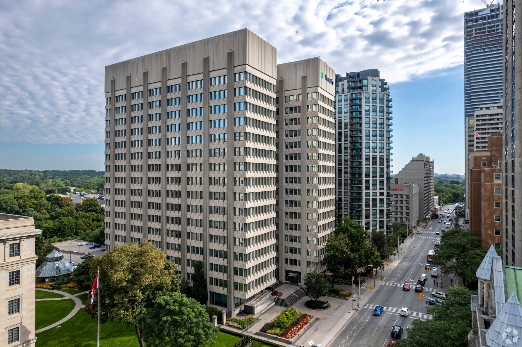 250 Bloor St E, Toronto, ON à louer Photo du bâtiment- Image 1 de 6