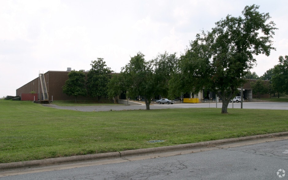 2800 Tucker St, Burlington, NC for lease - Building Photo - Image 3 of 5