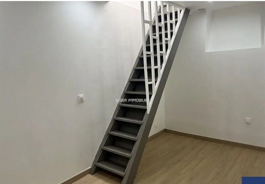 Retail in Neuilly-sur-Seine for lease - Interior Photo - Image 2 of 2