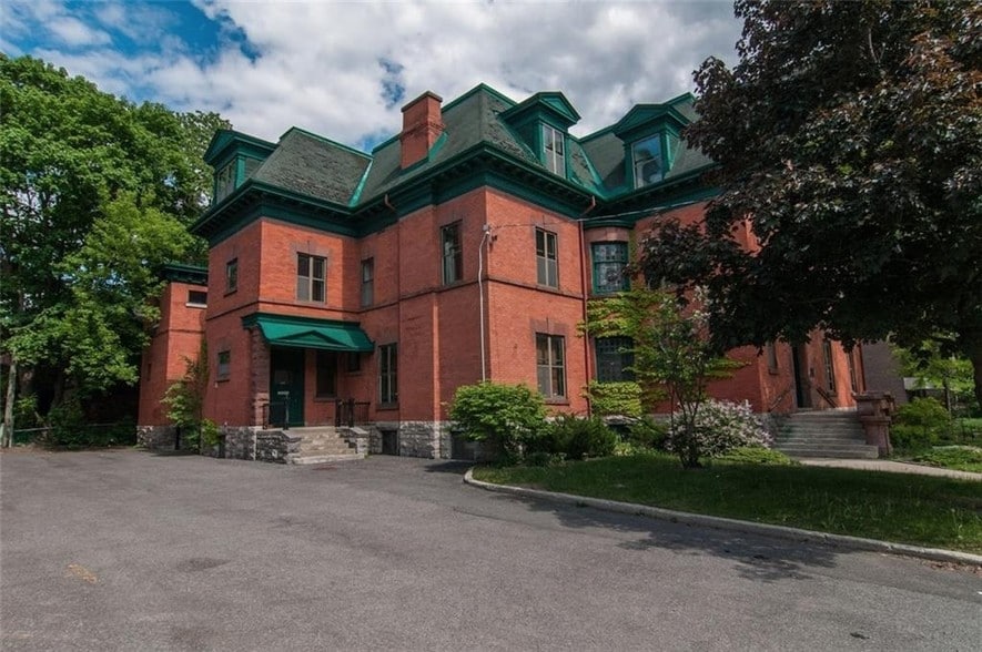 323 Chapel St, Ottawa, ON for sale - Primary Photo - Image 1 of 1