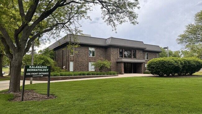 Plus de détails pour 6100 Newport Rd, Portage, MI - Bureau à vendre