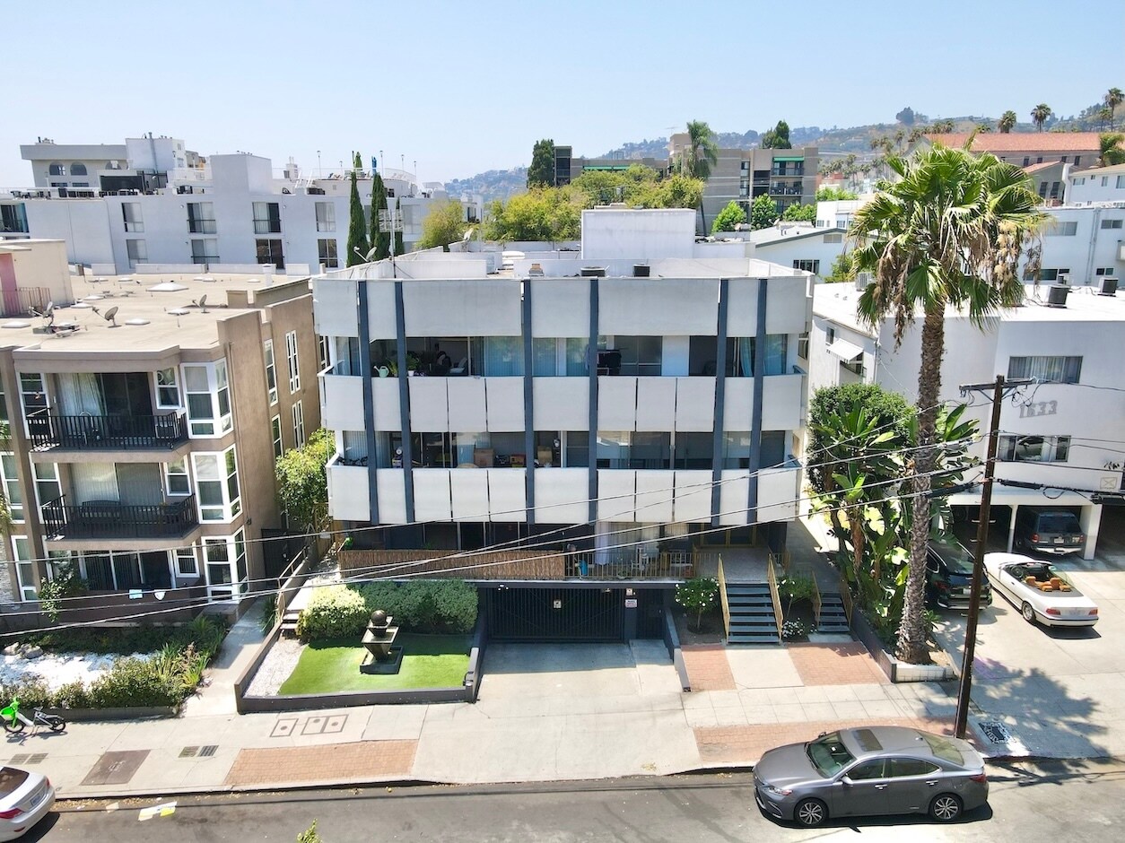 1627 N Poinsettia Pl, Los Angeles, CA à vendre Photo du bâtiment- Image 1 de 15