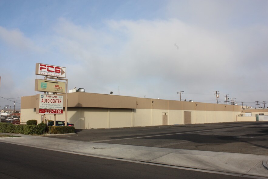 1751 W Lincoln Ave, Anaheim, CA à louer - Photo du bâtiment - Image 3 de 4