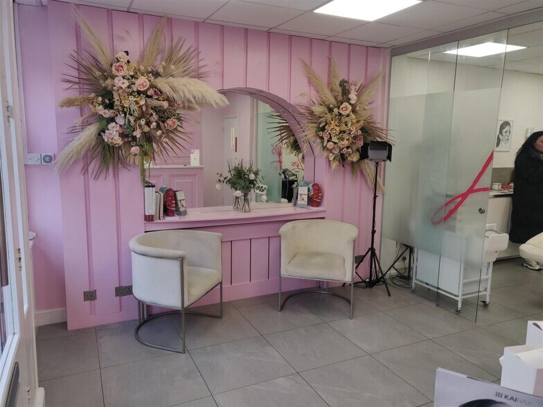 72 Queens Rd, Buckhurst Hill à vendre - Photo du bâtiment - Image 3 de 22