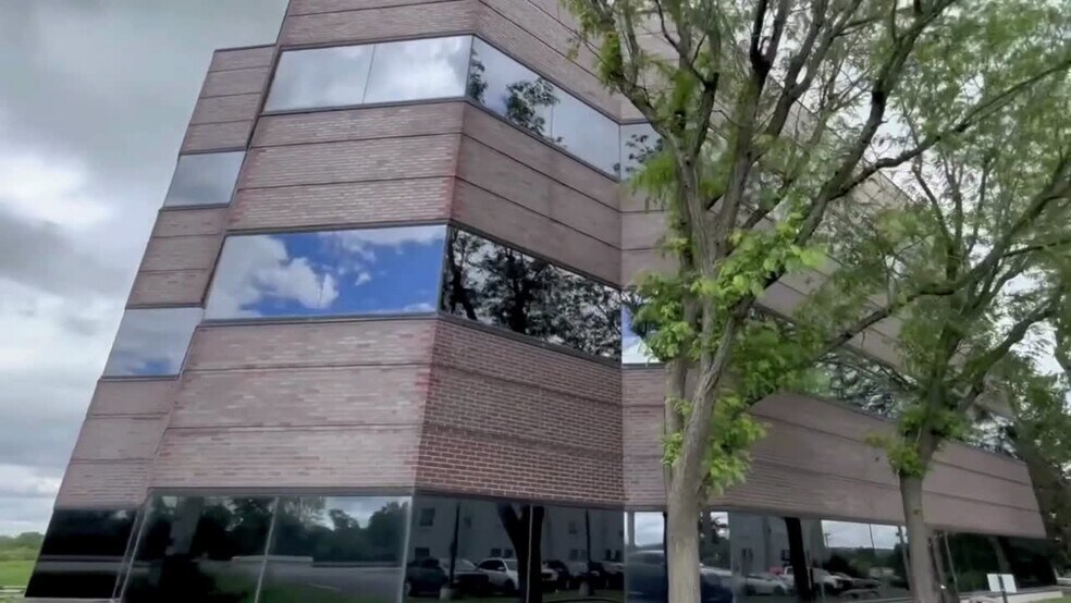 2458 Old Dorsett Rd, Maryland Heights, MO à louer - Vidéo sur l’inscription commerciale - Image 2 de 4