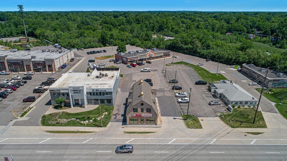 33030 Northwestern Hwy, West Bloomfield, MI à vendre - Photo du bâtiment - Image 3 de 25