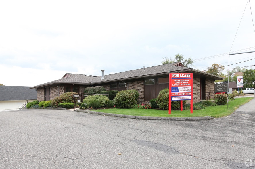 95 New Litchfield St, Torrington, CT à vendre - Photo du bâtiment - Image 3 de 15