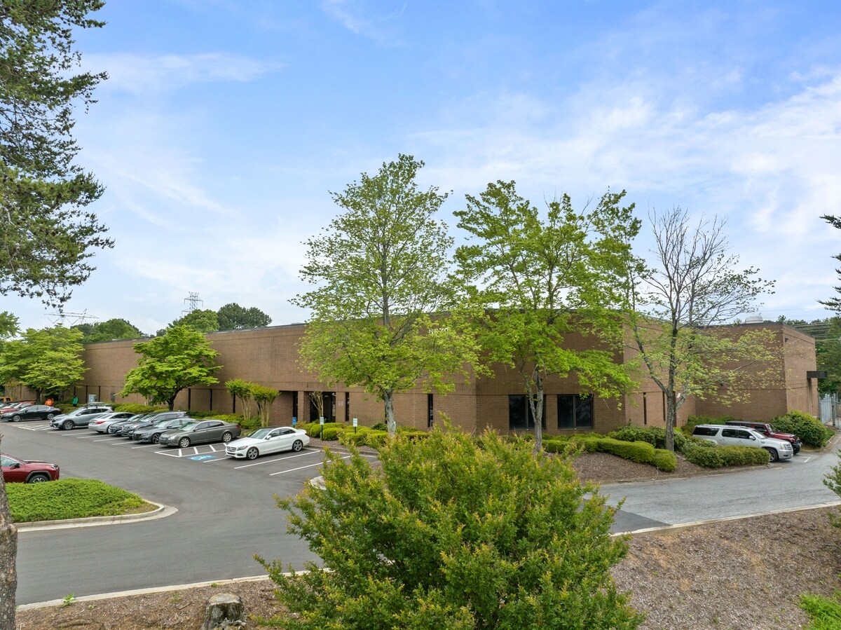 6670 Corners Industrial Ct, Peachtree Corners, GA for lease Primary Photo- Image 1 of 7