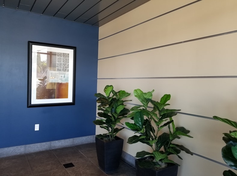 6060 W Manchester Ave, Los Angeles, CA for lease - Lobby - Image 2 of 11
