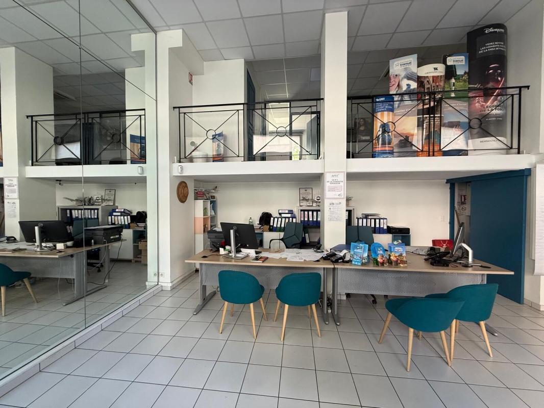 6 Rue Des Emeraudes, Lyon for lease Interior Photo- Image 1 of 8