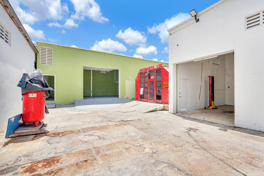 7525 NE 3rd Pl, Miami, FL à louer - Photo du bâtiment - Image 3 de 9