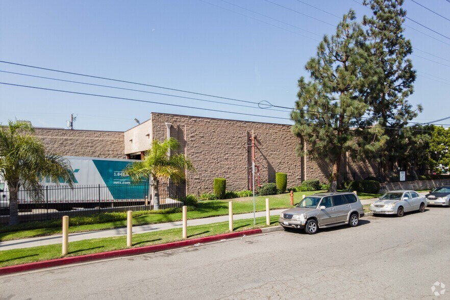 8801 Bellanca Ave, Los Angeles, CA à louer - Photo du bâtiment - Image 3 de 4