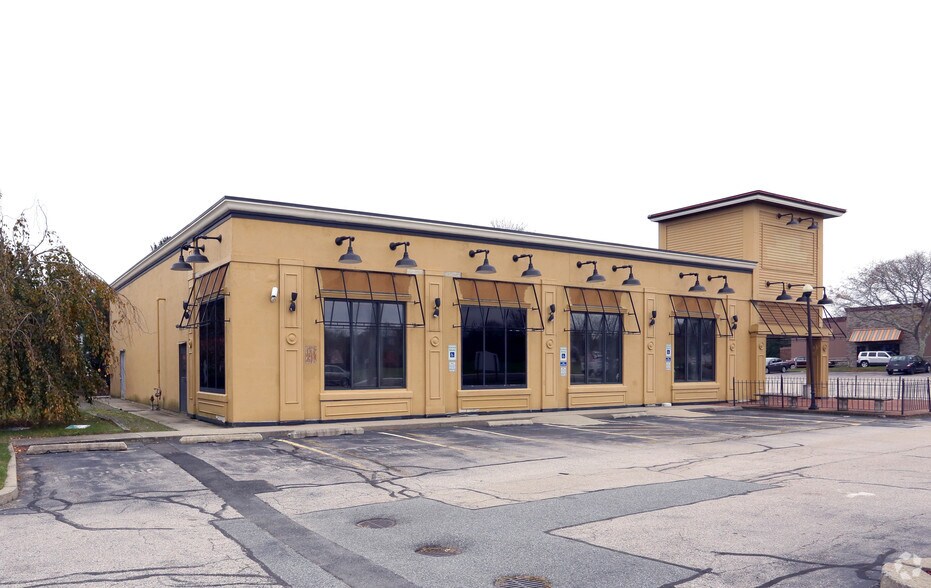 593 W Main Rd, Middletown, RI à louer - Photo du bâtiment - Image 3 de 3