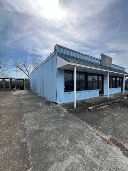 7606-08 W Judge Perez dr, Arabi, LA à louer - Photo du bâtiment - Image 2 de 21