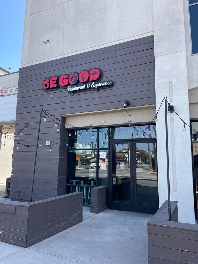 Plus de détails pour 300 Pacific Coast Hwy, Huntington Beach, CA - Vente au détail à louer