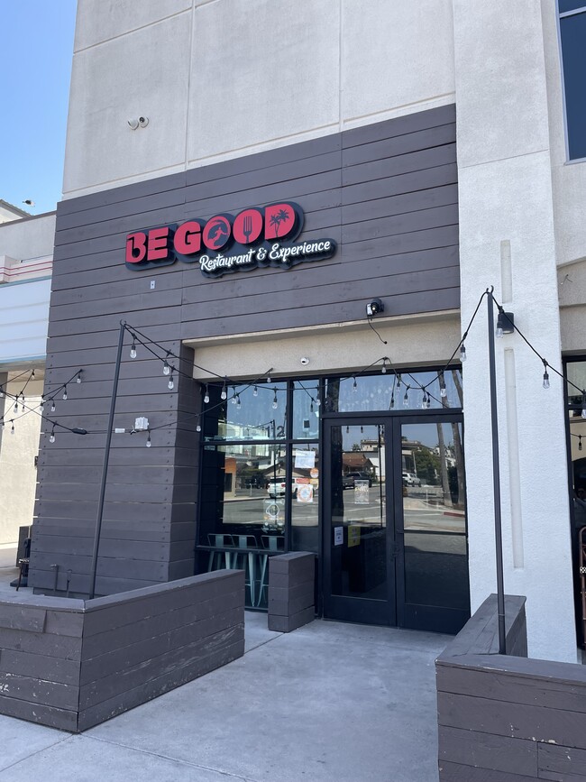 Plus de détails pour 300 Pacific Coast Hwy, Huntington Beach, CA - Local commercial à louer