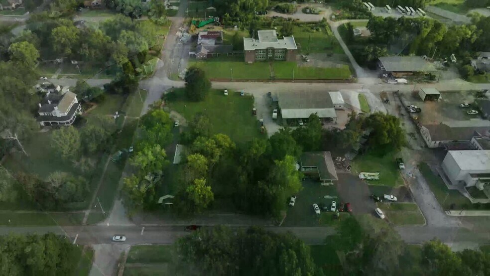 308 E 6th St, Tuscumbia, AL à louer - Vidéo sur l’inscription commerciale - Image 3 de 9
