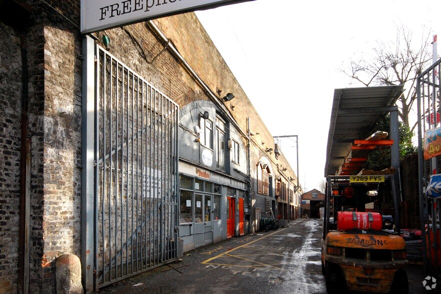 29-41 Castle Mews, Londres à louer - Photo du bâtiment - Image 3 de 7