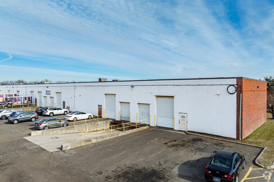 710 Union Pky, Ronkonkoma, NY à vendre - Photo du bâtiment - Image 2 de 15