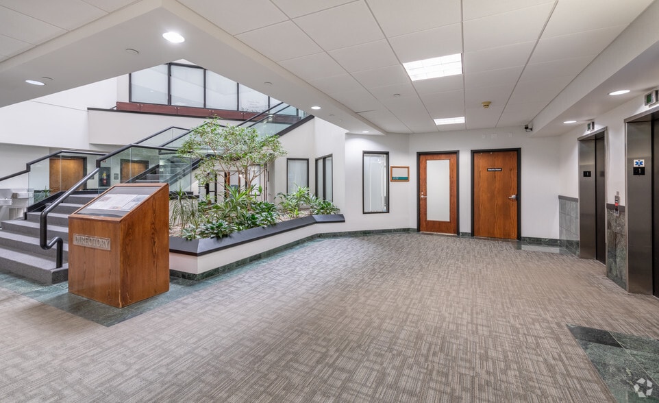 92 Montvale Ave, Stoneham, MA for lease - Interior Photo - Image 3 of 5