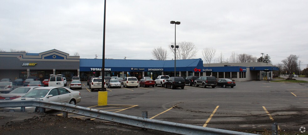 709 N Main St, North Syracuse, NY à louer - Photo du bâtiment - Image 2 de 5