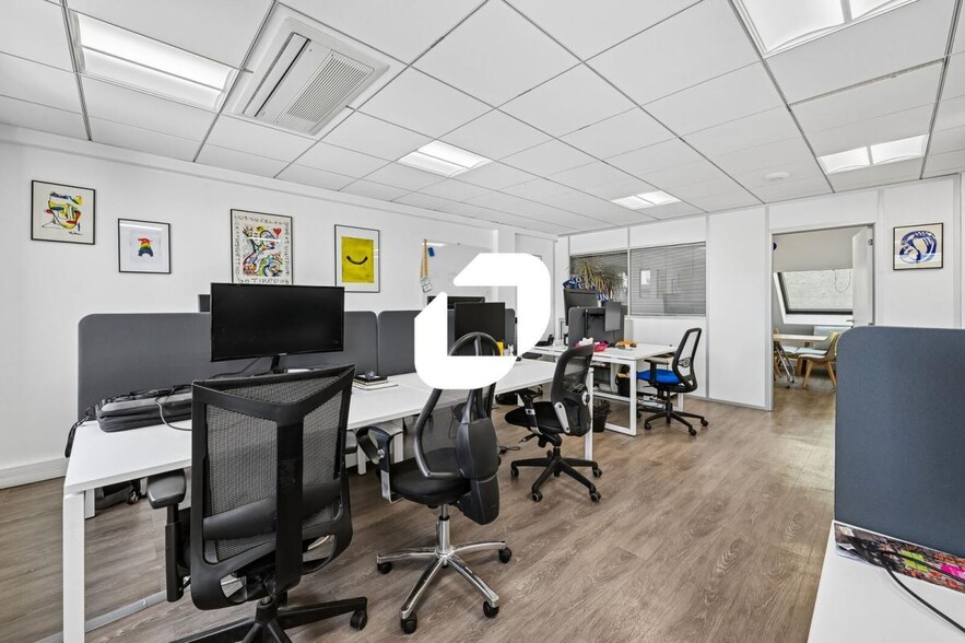 24 Rue Firmin Gillot, Paris for lease - Interior Photo - Image 3 of 14