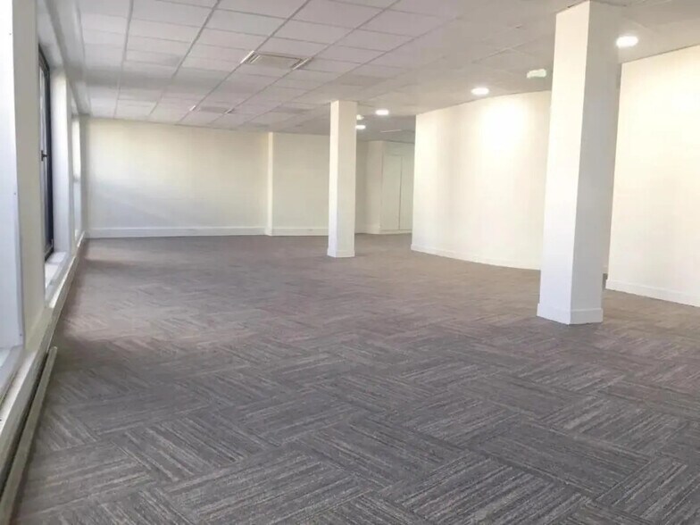 Office in Boulogne-Billancourt for lease - Interior Photo - Image 2 of 4