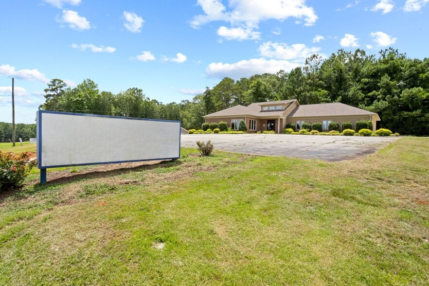 735 N Townville St, Seneca, SC for lease - Building Photo - Image 2 of 9