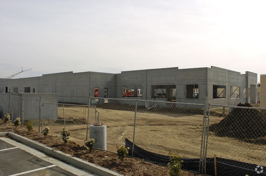 2214 Faraday Ave, Carlsbad, CA à louer - Photo du bâtiment - Image 3 de 9