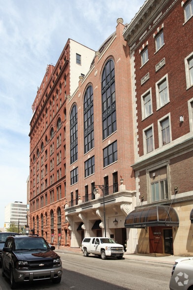 116-126 Ottawa Ave, Grand Rapids, MI for lease - Primary Photo - Image 1 of 17