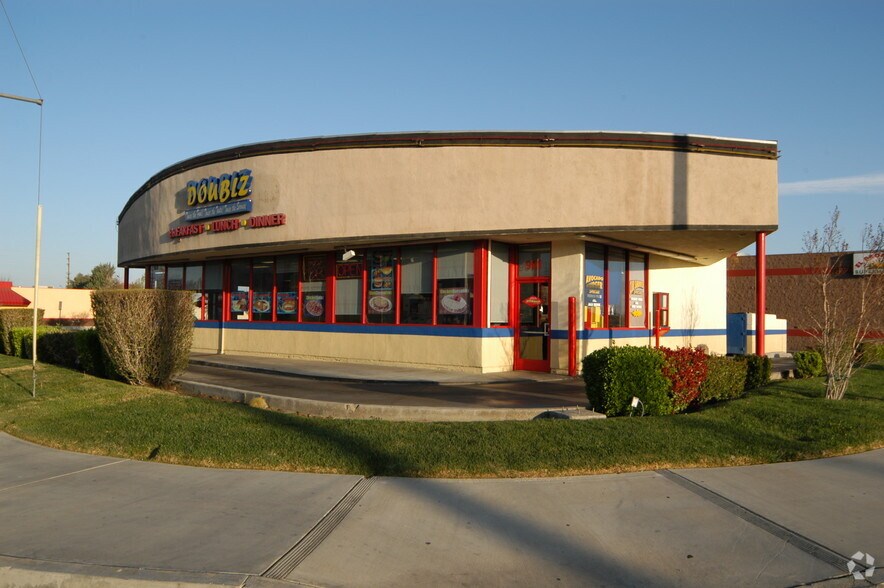 901-939 W Avenue J, Lancaster, CA à louer - Photo du bâtiment - Image 2 de 10