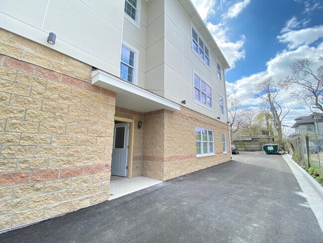 7441 N Rogers Ave, Chicago, IL for sale - Building Photo - Image 3 of 8