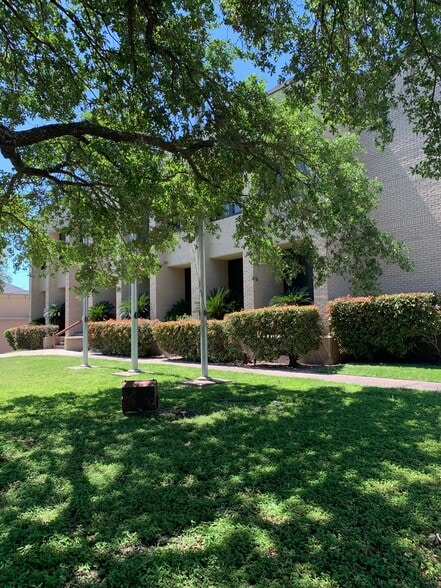 401 E Washington Ave, Navasota, TX for sale - Building Photo - Image 2 of 8